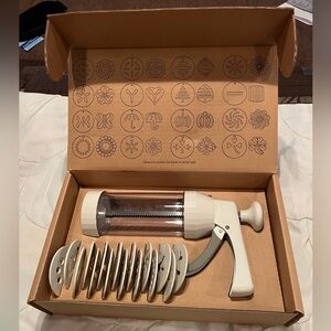 The Pampered Chef White Cookie Press with Discs